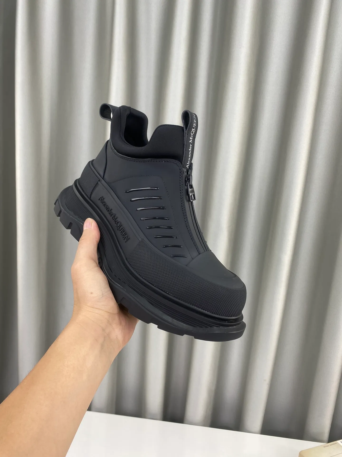 👟👟Ex-factory price 660👟👟Men's size +10 🔺Mc Queen 🔺Alexander McQueen's latest model, thick-soled front zipper dad shoes🌈 The designer has a bold idea and combines the trend of the times with the perfect design. It is super comfortable and versatile, with a new dad-style design and a multi-craft spliced ​​outsole. It is perfect. Many celebrities and Internet celebrities endorse it. 🔥Material: Original custom-made first-layer cowhide for the upper. Inside: Cali sheepskin feet. Outsole: Original TPU multi-layer combination outsole, •┈┈┈┈┈┈★┈┈┈┈┈┈┈• Size: Women’s 35～39 (34, 40, customization is non-returnable) Men’s 39～44 (38, 45, customization is not returnable) Full set of counter original packaging
